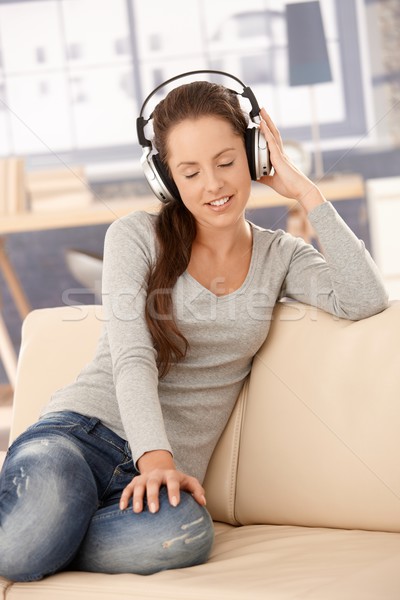 Fiatal nő élvezi zene fejhallgató zenét hallgat otthon Stock fotó © nyul