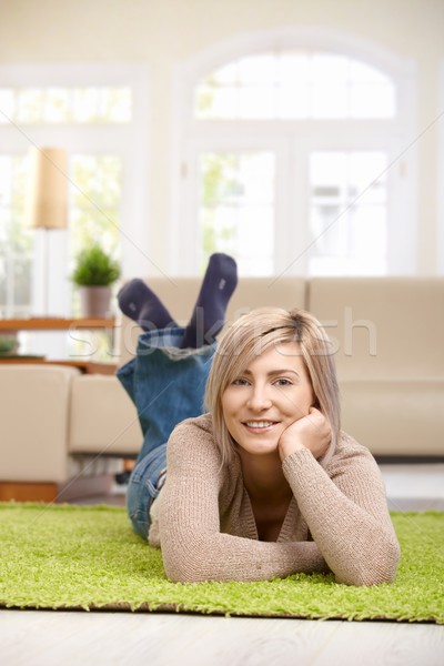Imagine de stoc: Femeie · zambitoare · aparat · foto · atractiv · femeie · relaxare