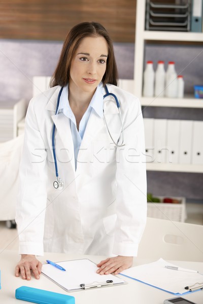 Portré fiatal női orvos orvosi rendelő dől Stock fotó © nyul