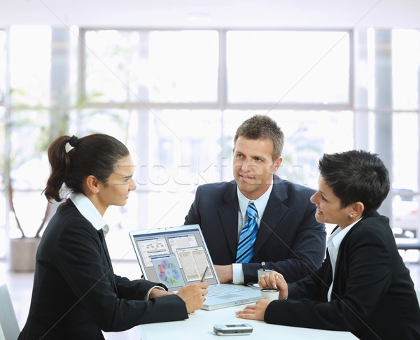üzleti megbeszélés fiatal üzletemberek dohányzóasztal iroda lobbi Stock fotó © nyul