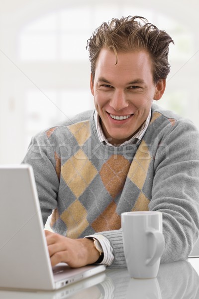 Jonge man werken home gelukkig laptop computer glimlachend Stockfoto © nyul