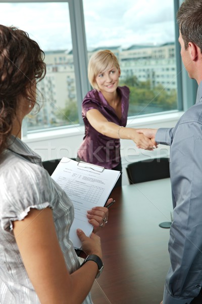 Geslaagd sollicitatiegesprek gelukkig werknemer handen schudden glimlachend Stockfoto © nyul