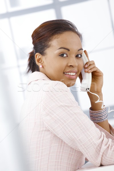 Stockfoto: Portret · jonge · zakenvrouw · gelukkig · telefoongesprek · kantoor