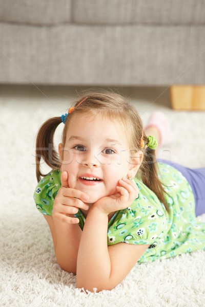 Stok fotoğraf: Portre · mutlu · küçük · kız · ev · zemin · bakıyor