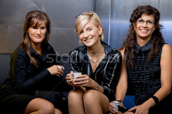 Geschäftsfrauen trinken Kaffee Gruppe glücklich jungen Stock foto © nyul