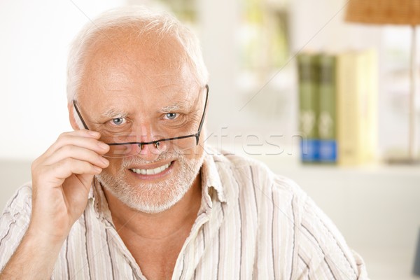 Porträt glücklich älter Mann tragen Gläser Stock foto © nyul