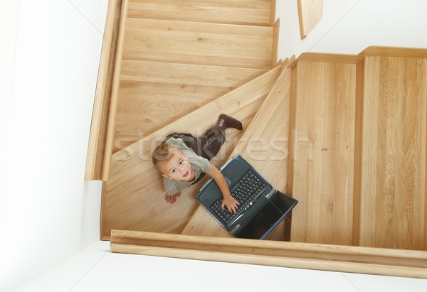 Сток-фото: мало · играет · ноутбука · мальчика · сидят · лестницы