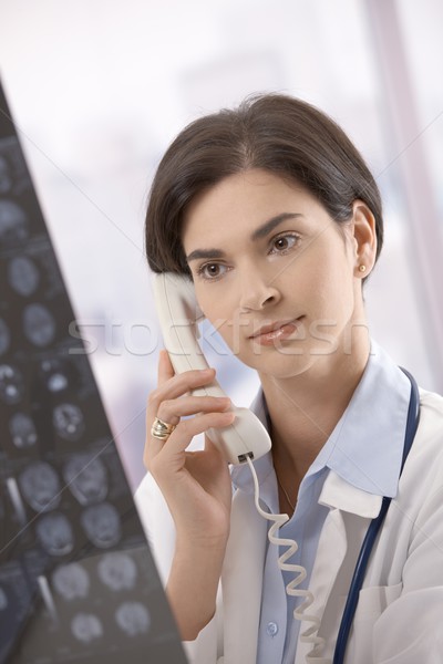 Foto stock: Femenino · médico · consulta · teléfono · mirando · Xray