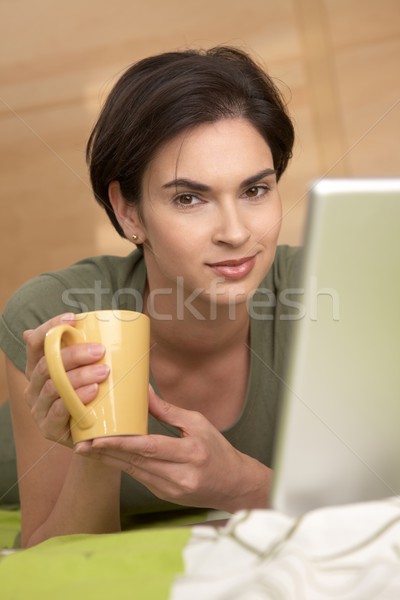 [[stock_photo]]: Portrait · femme · café · lit · femme · souriante · matin