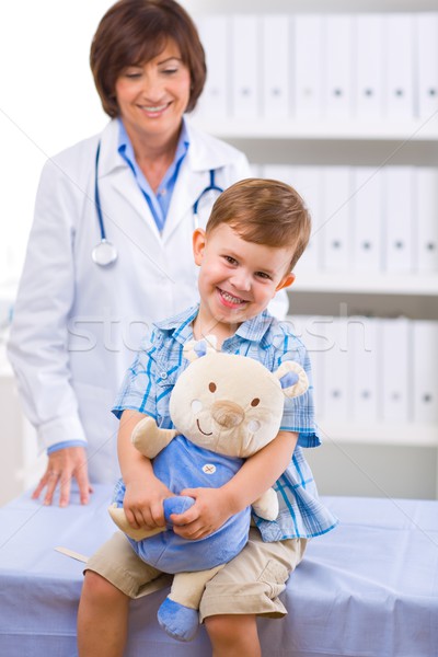 Stockfoto: Arts · onderzoeken · kind · senior · vrouwelijke · gelukkig