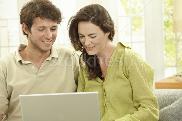 Stockfoto: Paar · met · behulp · van · laptop · computer · home · vergadering