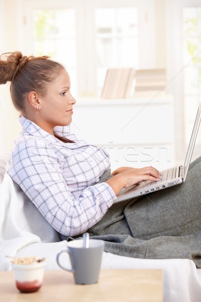Jonge vrouw met behulp van laptop bed home werken vrouw Stockfoto © nyul