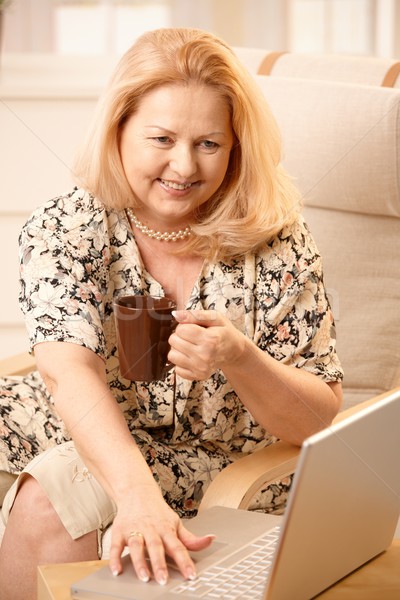 Zdjęcia stock: Starszy · komputera · kobieta · kobieta · pitnej · kawy · patrząc
