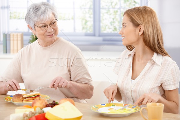 Prânz mamă vorbesc zâmbitor alimente Imagine de stoc © nyul