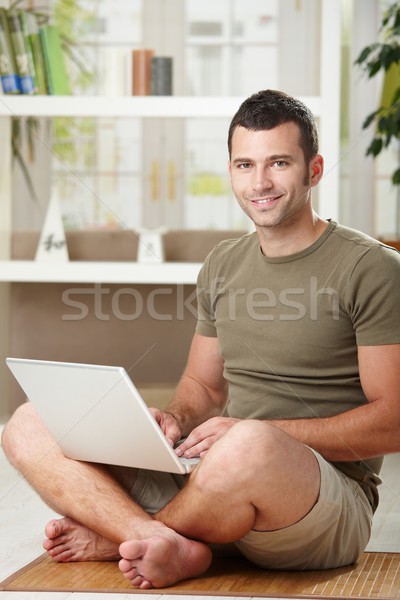 Stok fotoğraf: Adam · dizüstü · bilgisayar · kullanıyorsanız · ev · gündelik · bilgisayar · oturma