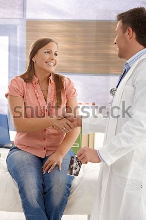 Imagine de stoc: Femeie · gravida · medic · zâmbitor · şedinţei · Consulting · cameră