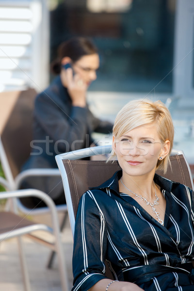 Сток-фото: портрет · деловая · женщина · привлекательный · молодые · сидят · Председатель
