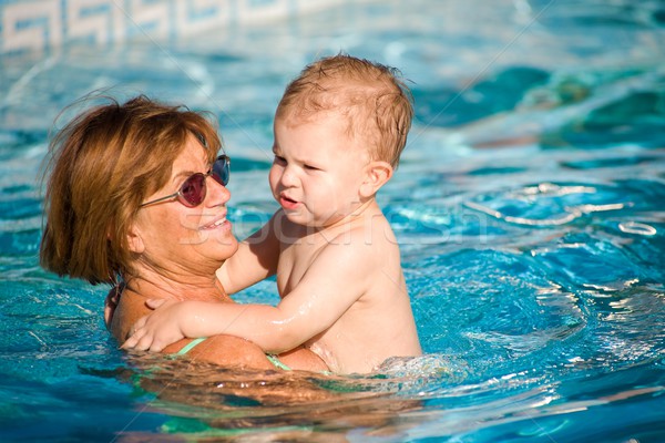 Großmutter Schwimmen Enkel zusammen Pool Freien Stock foto © nyul