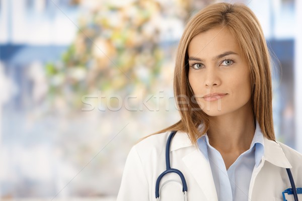 Сток-фото: портрет · Привлекательная · женщина · врач · больницу · молодые · Постоянный