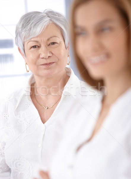 Foto d'archivio: Ritratto · maturo · signora · sorridere · piedi