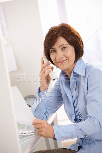 Portré idős irodai dolgozó ül asztal telefon Stock fotó © nyul