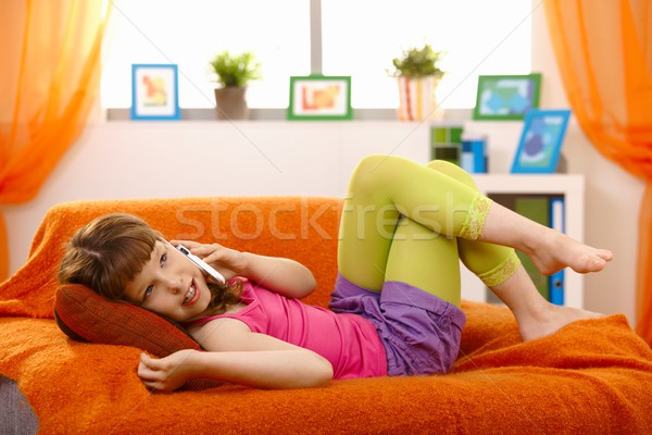 Stock fotó: Fiatal · lány · hív · telefon · mobiltelefon · nappali · kanapé