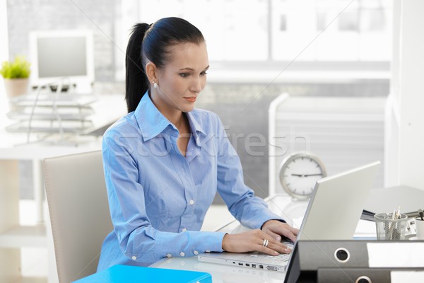 Biuro dziewczyna pracy laptop biurko patrząc Zdjęcia stock © nyul