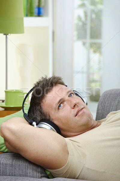 Man sofa luisteren naar muziek glimlachend knappe man glimlach Stockfoto © nyul