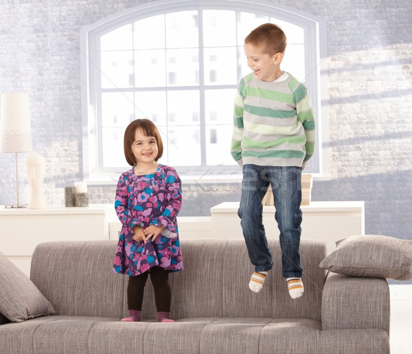 Stock foto: Kinder · spielen · Sofa · wenig · Junge · springen · wenig