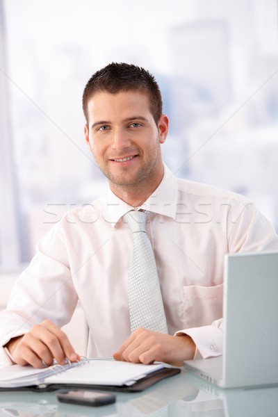 Stockfoto: Toevallig · kantoormedewerker · glimlachend · vergadering · bureau · kantoor