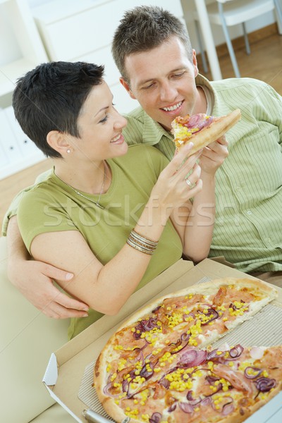 Foto d'archivio: Coppia · mangiare · pizza · seduta · divano · home