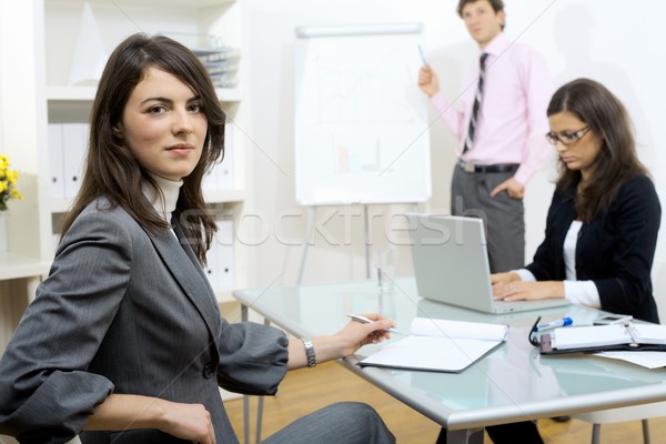 üzleti megbeszélés fiatal üzletasszonyok ül asztal ír Stock fotó © nyul