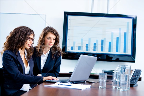 Negócio tecnologia jovem empresárias sessão reunião Foto stock © nyul