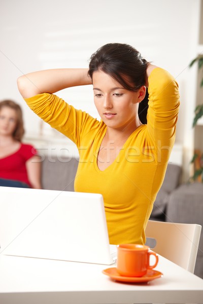 Foto d'archivio: Teen · girl · guardando · laptop · bella · seduta