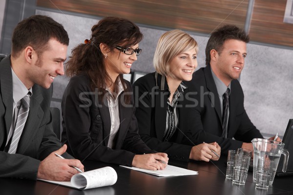üzletemberek megbeszélés üzletemberek ül csetepaté asztal Stock fotó © nyul