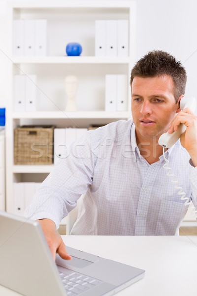 Geschäftsmann arbeiten home Computer fordern Telefon Stock foto © nyul