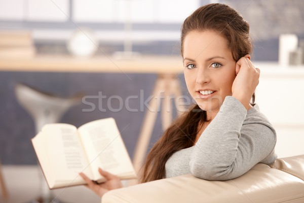 商業照片: 有吸引力的女孩 · 閱讀 · 書 · 沙發 · 家 · 年輕