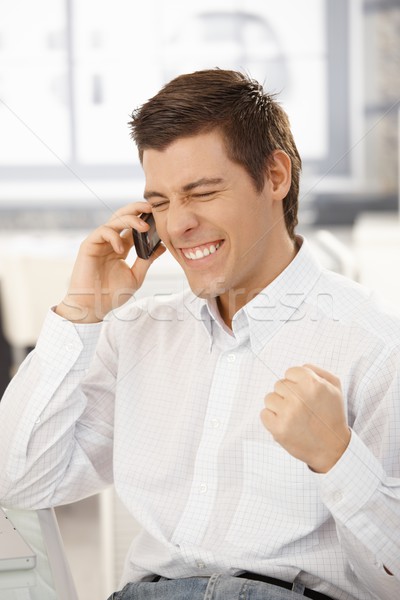 Fericit om de afaceri vestea buna telefon telefon mobil afaceri Imagine de stoc © nyul
