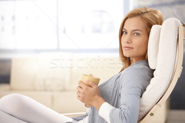 Stockfoto: Portret · mooie · vrouw · drinken · thee · mooie · jonge · vrouw