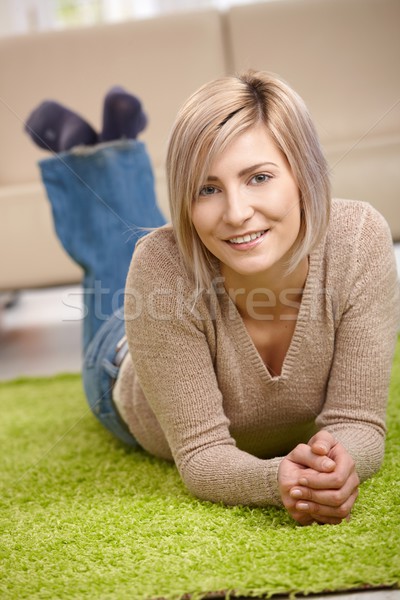 Portret vrouw home aantrekkelijk blond vloer Stockfoto © nyul