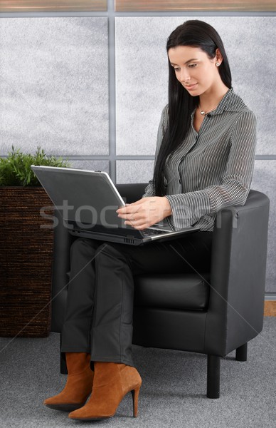 Mujer de negocios de trabajo atractivo portátil sesión oficina Foto stock © nyul