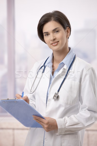 Vrouwelijke arts papierwerk ziekenhuis permanente Stockfoto © nyul
