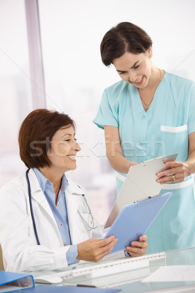 Mosolyog orvosi szakértelem dolgozik asszisztens ül Stock fotó © nyul