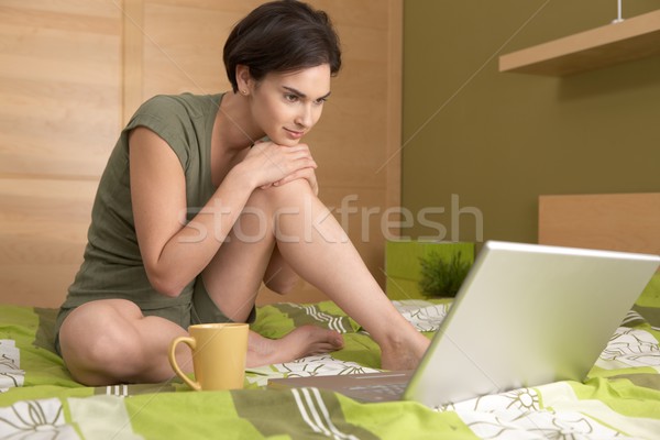 Stockfoto: Vrouw · naar · laptop · vergadering · bed · glimlachende · vrouw
