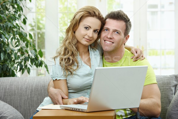 Paar mit Laptop Computer home zusammen Sitzung Stock foto © nyul