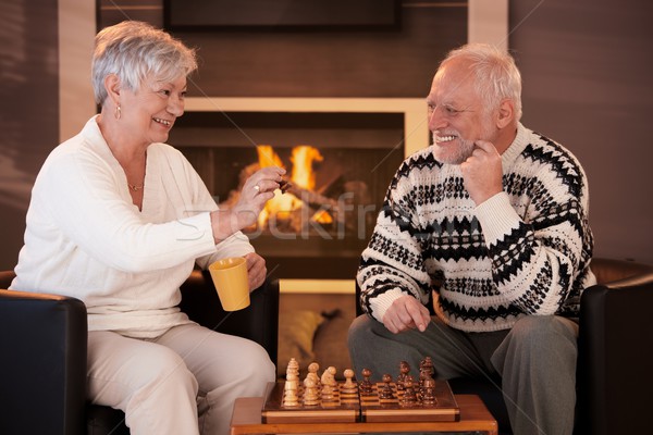 Stockfoto: Gelukkig · spelen · schaken · home · drinken