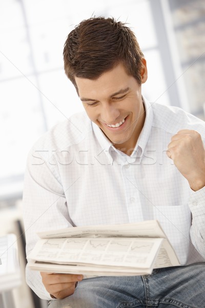 Сток-фото: молодые · бизнесмен · счастливым · Новости · чтение · документы