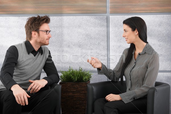 Foto stock: Jóvenes · colegas · hablar · oficina · sesión · lobby