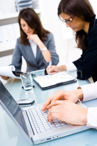 Stockfoto: Handen · typen · zakenman · vrouwelijke