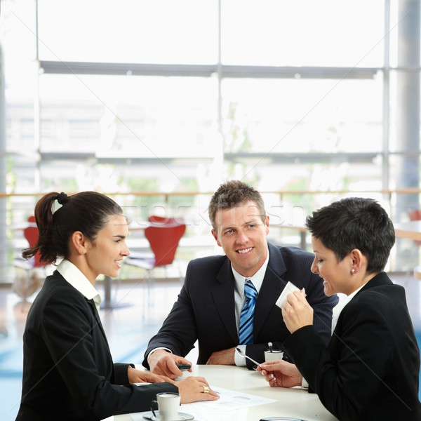 Pause café jeunes gens d'affaires séance table bureau [[stock_photo]] © nyul